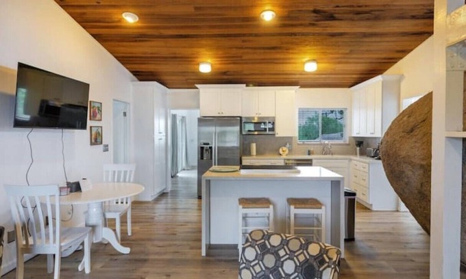 North Ridge Villa | Hilltop Retreat, Private Hiking Trails, Main House + 2 Vills, Open Views