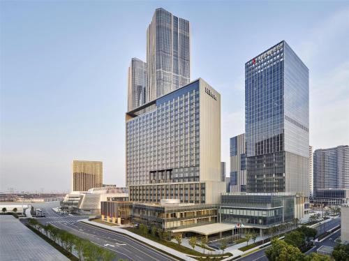 Pudong Hotel | Hilton Shanghai Zhangjiang Science City - Shuttle bus to Shanghai Disney Resort and Shanghai New International Expo Centre during exhibition period and 30 minutes drive to PVG
