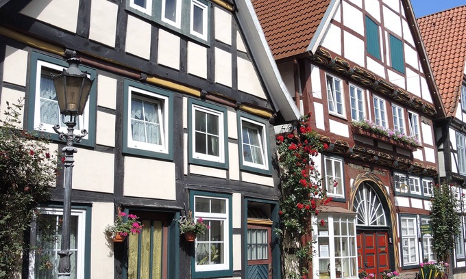 Rinteln Apartment | Hist. Half-timbered house from 1571, despite center quiet living, animals allowed