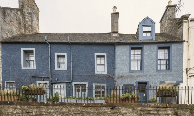 South Queensferry House | Historic 1600s townhouse in South Queensferry with Forth Bridge views and easy Edinburgh access.