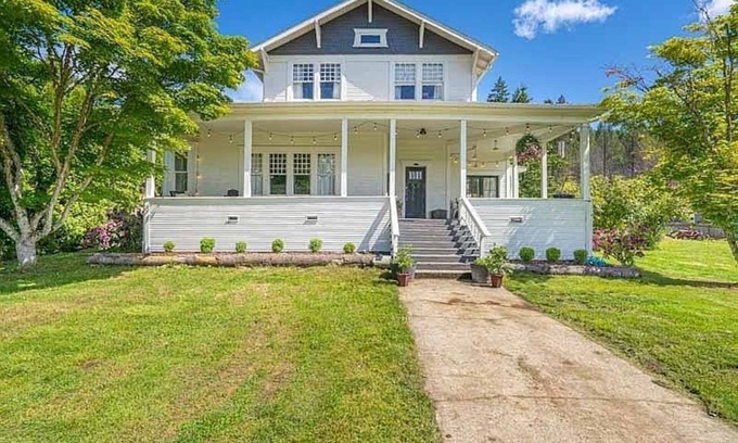 Marion County House | Historic 6-bedroom Home