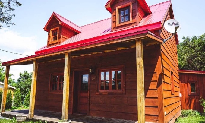 Saint-Hippolyte Cabin | Historic Log Cabin: Country Escape
