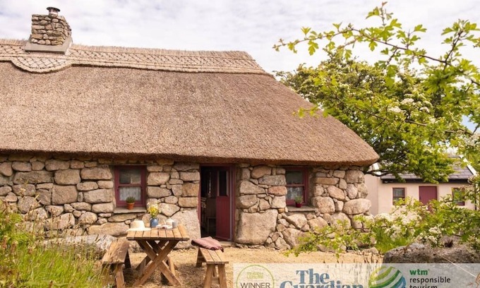 Spiddal House | Historical Thatched Cottage @ Multi-Award-Winning Cnoc Suain