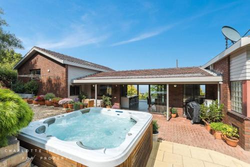 Howrah Apartment | Hobart panoramic view with Spas