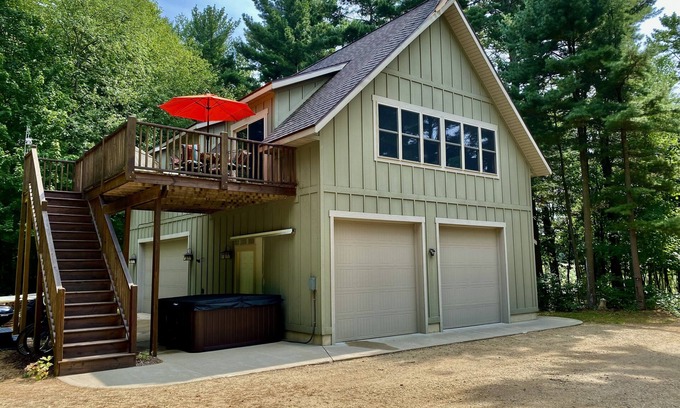 Fennville Cottage | Hobby Farm stay with Hot Tub 10 min to Saugatuck/South Haven