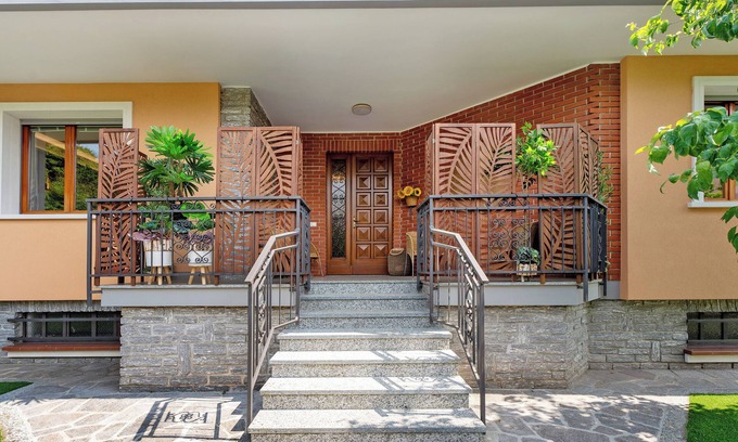 Castelletto Sopra Ticino House | Holiday Home 'La Casa Dei Girasoli' with Terrace, Wi-Fi and Air Conditioning