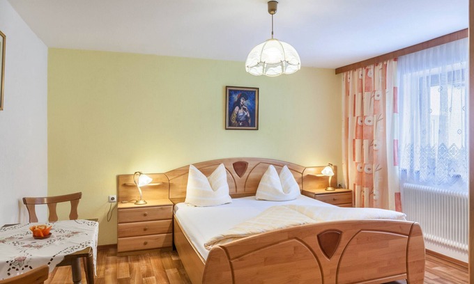 Bruck am Ziller Apartment | Holiday Apartment "Gästehaus Gisela 2" with Mountain View, Shared Garden & Wi-Fi