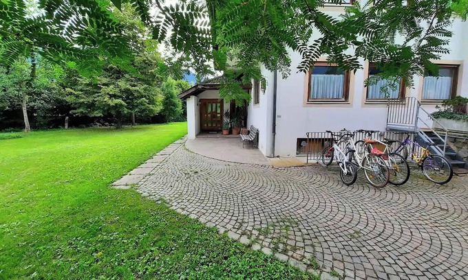 Lana Apartment | Holiday Apartment 'Annabelle' with Shared Pool, Shared Garden and Wi-Fi