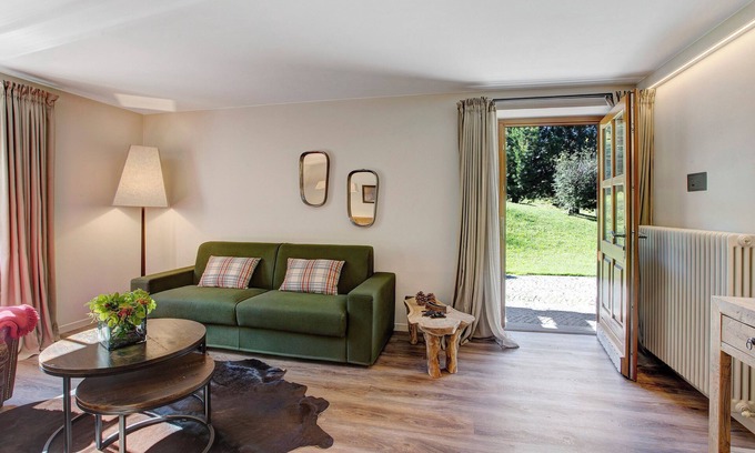 Teola Apartment | Holiday Apartment "Chalet Sonne" near Slopes with Shared Terrace & Wi-Fi