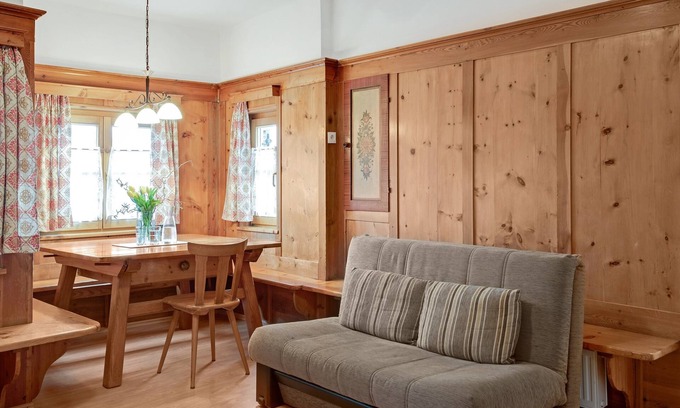 Feldthurns Apartment | Holiday Apartment “Rafaser - Rustika” with Mountain View, Wi-Fi, Balcony & Garden