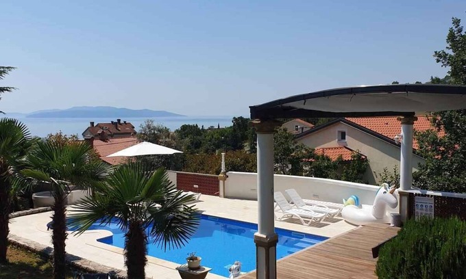 Mihotici Apartment | Holiday apartment with terrace and pool