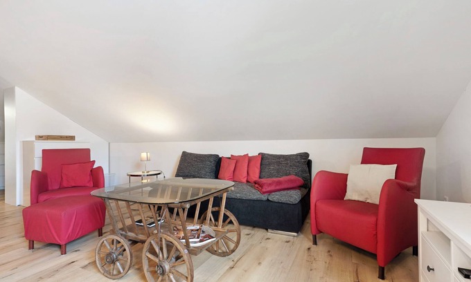 Leiselheim Apartment | Holiday Apartment 'Kirsche' with Shared Terrace, Shared Garden and Wi-Fi