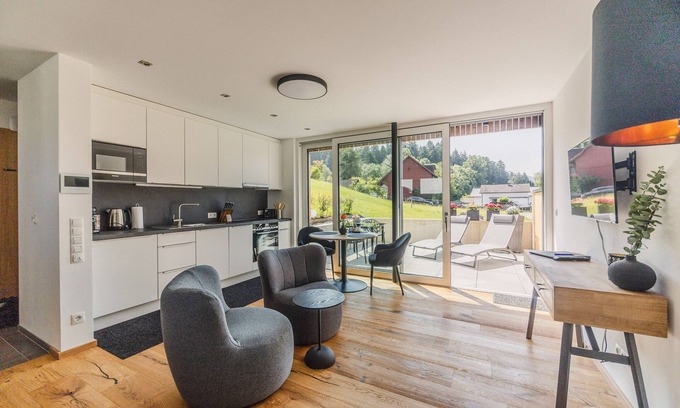 Hoerbranz Apartment | Holiday flat ‘1 room with terrace’, private terrace and Wi-Fi