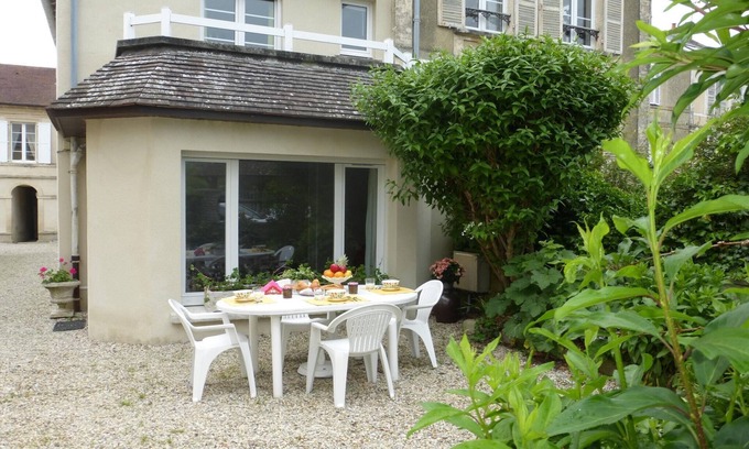 Arromanches-les-Bains Apartment | Holiday Home in Arromanches by Sandy Beach