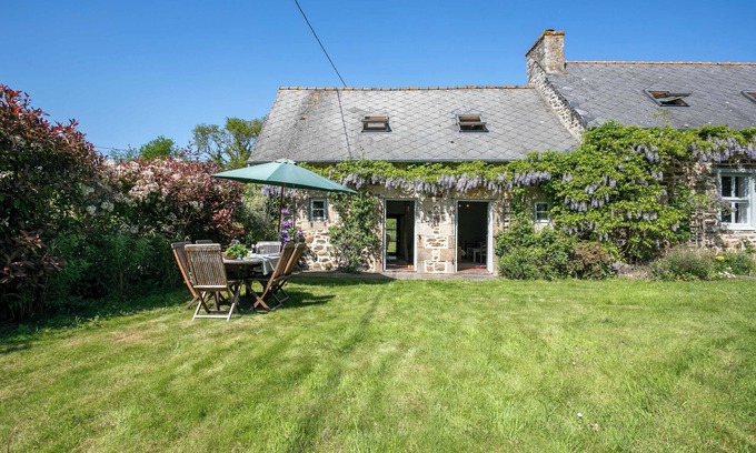 Pommerit-le-Vicomte House | Holiday Home 'Longère De La Croix Blanche' with Private Garden