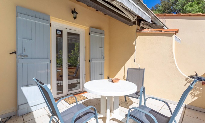 Reynes House | Holiday Home 3 with Mountain View, Shared Pool