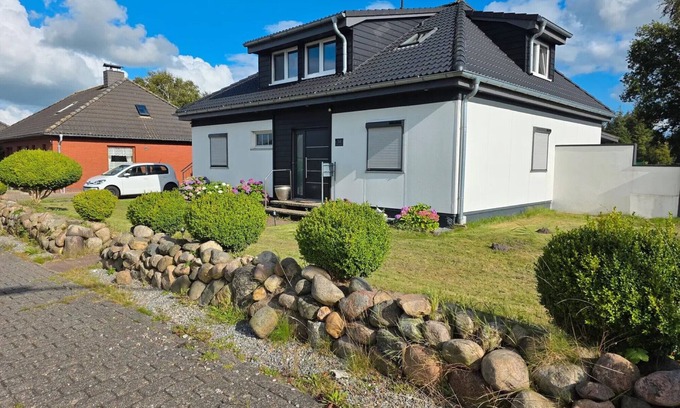 Leck House | Holiday Home 'Alame' with Shared Terrace, Private Garden and Wi-Fi