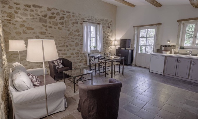 Colonzelle Cottage | Holiday Home 'Atelier' with Shared Pool, Private Garden and Wi-Fi