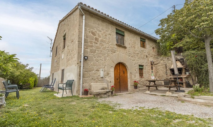 Casserres House | Holiday Home 'Cal Viudet Vell' with Mountain View, Private Pool and Wi-Fi