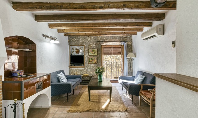 Montiro House | Holiday Home 'Can Roca' with Private Terrace, Wi-Fi and Air Conditioning