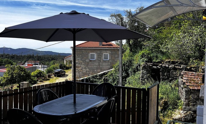 Oliveira de Frades House | Holiday Home 'Casa Da Serra' with Mountain View, Wi-Fi and Air Conditioning