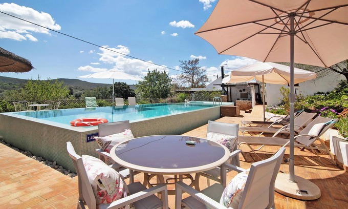 Loule House | Holiday Home "Casa da Tita - Apartamento Palheiro" with Mountain View, Pool, A/C & Wi-Fi