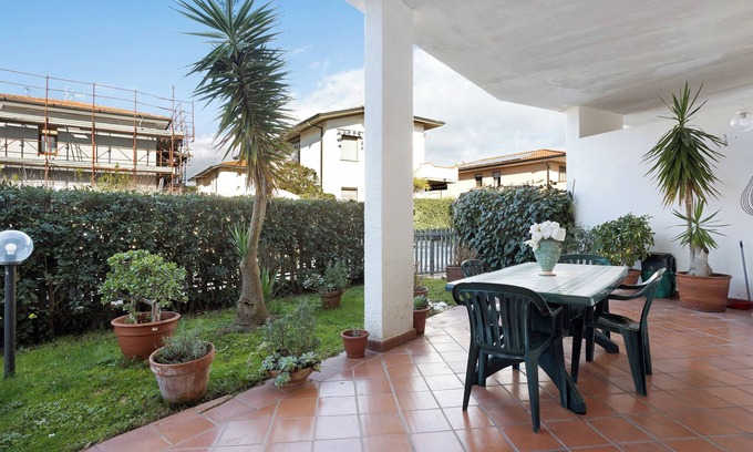 Torre del Lago Puccini House | Holiday Home 'Casa Delle Ortensie' with Private Terrace, Private Garden and Wi-Fi