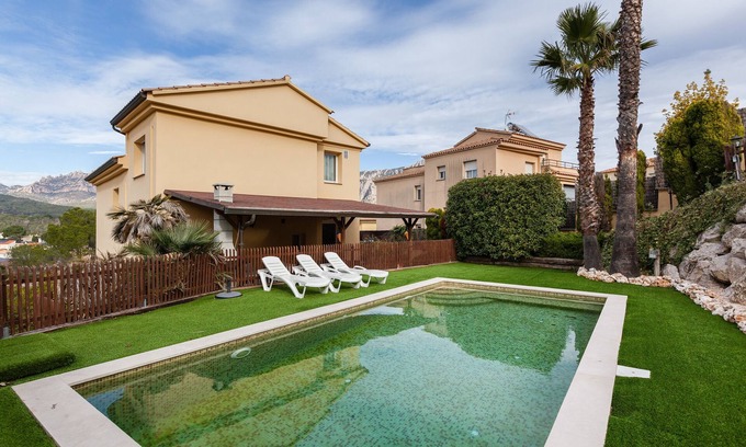 Collbato House | Holiday Home 'Collbato Resort' with Mountain View, Wi-Fi and Air Conditioning