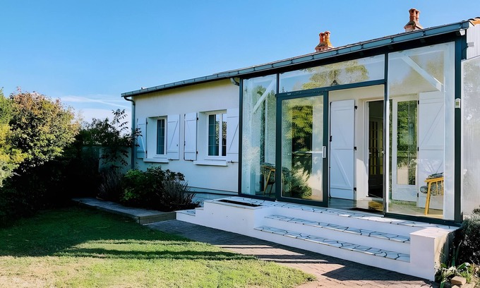 Salles sur Mer House | Holiday Home 'Cottage Chaleureux Proche Ocean' with Private Terrace, Wi-Fi and Air Conditioning