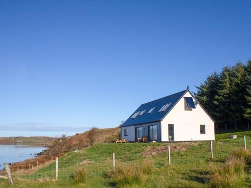 Greshornish House | Holiday Home Daisy Cottage by Interhome