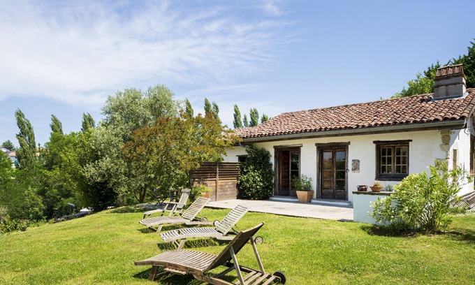 Arcangues House | Holiday Home 'Dependance Avec Jacuzzi' with Terrace, Garden and Wi-Fi