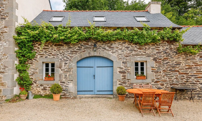 Loperec House | Holiday Home 'Équestre Du Dourdu Avec Spa' with Shared Garden and Wi-Fi