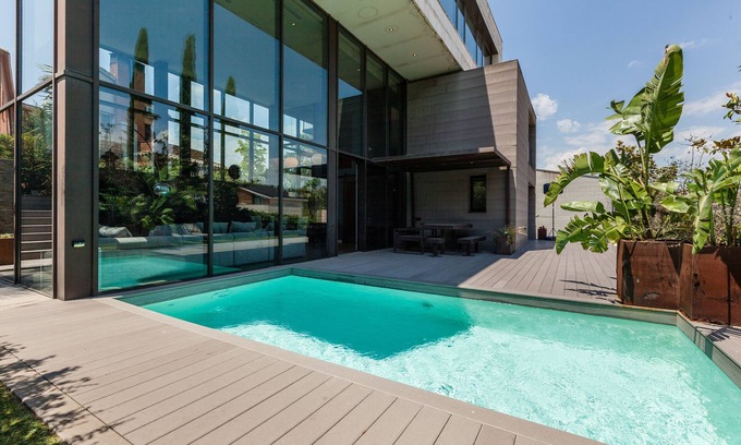 El Papiol House | Holiday Home 'Espai Oliveres' with Private Pool, Wi-Fi and Air Conditioning