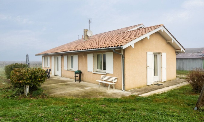 Langon House | Holiday Home 'Gite Du Maine' with Private Terrace, Private Garden and Wi-Fi