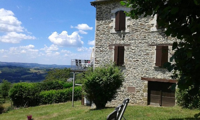 Allassac House | Holiday Home 'Gîte La Chartrouille' with Private Terrace, Private Garden and Wi-Fi