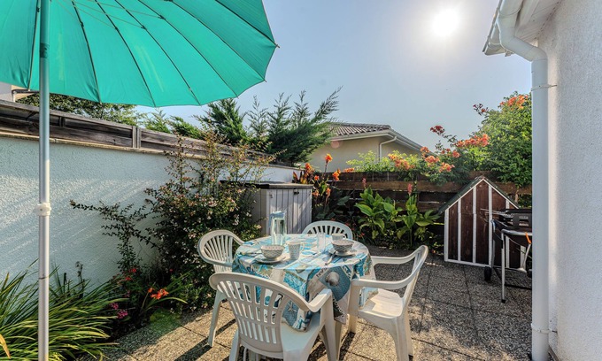 Gujan-Mestras House | Holiday Home 'Henriela - Studio 2 Personnes' with Private Terrace, Wi-Fi and Air Conditioning