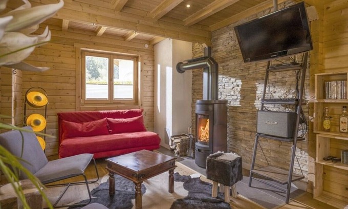 Woergl House | Holiday Home 'Hirschhäusl' with Mountain View, Terrace, Sauna and Wi-Fi