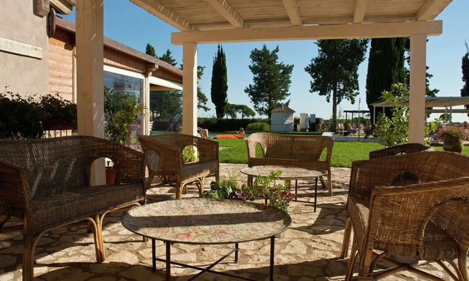 Braccagni House | Holiday Home in Braccagni with Jacuzzi & Golf