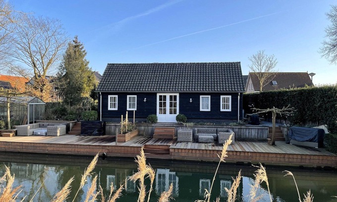 Cothen Ski Chalet | Holiday Home in Cothen by the Waterfront