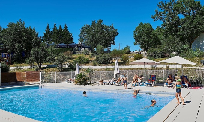 Mauroux House | Holiday Home in Mauroux with Pools & Vineyards