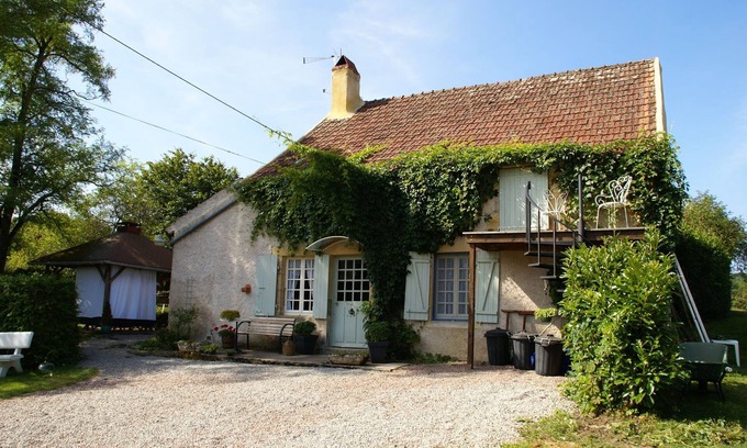 Vitry-Lache House | Holiday Home in Vitry-Laché near Lake