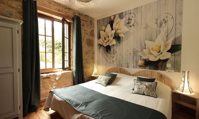 Plavilla House | Holiday Home 'Jasmin' with Mountain View, Shared Pool and Wi-Fi