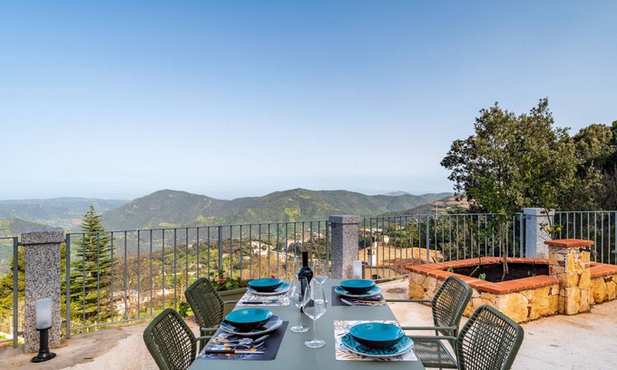 Jerzu House | Holiday Home 'Jerzu S'essia De Su Santu 1' with Sea View, Wi-Fi and Air Conditioning