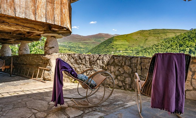 Villacibran House | Holiday Home 'Lago Gabriel' with Mountain View, Private Terrace and Wi-Fi