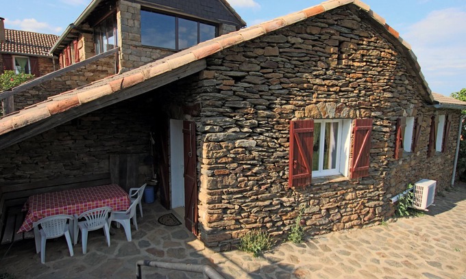 Gravieres Cottage | Holiday Home 'La Bergerie' with Mountain View, Shared Pool and Air Conditioning