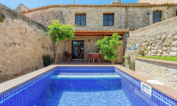 Castellet i la Gornal House | Holiday Home 'La Casa Gran Clariana' with Mountain View, Wi-Fi and Air Conditioning