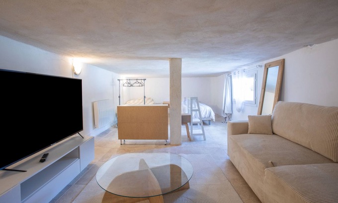 Sollies-Toucas House | Holiday Home 'La Cabane Au Bastidon' with Shared Pool, Wi-Fi and Air Conditioning