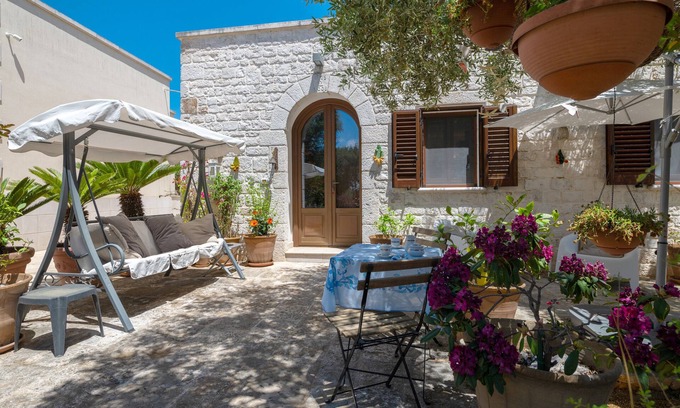 Cisternino House | Holiday Home 'La Lamia 21' with Private Garden, Wi-Fi and Air Conditioning