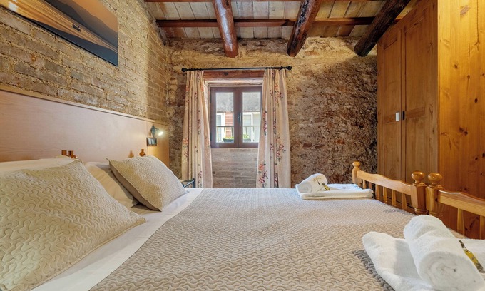 Roquetes House | Holiday Home 'Llebra 2' with Private Terrace, Wi-Fi and Air Conditioning