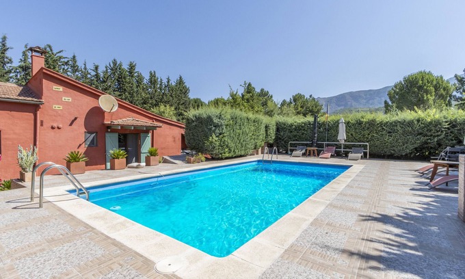 Aramunt House | Holiday Home 'Maison Avec Piscine En Catalogne' with Mountain View, Wi-Fi and Air Conditioning